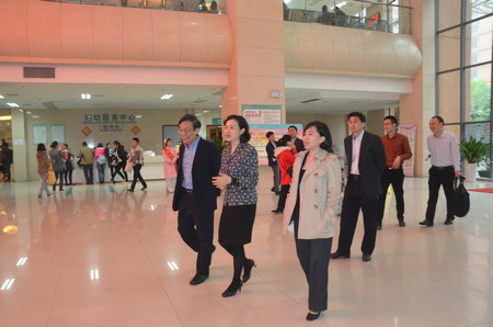 新加坡国际管理学院陈丽颖院长和刘圣烈主席与中山市小榄人民医院何淑明院长以及陈光辉副院长洽谈国际合作及交流