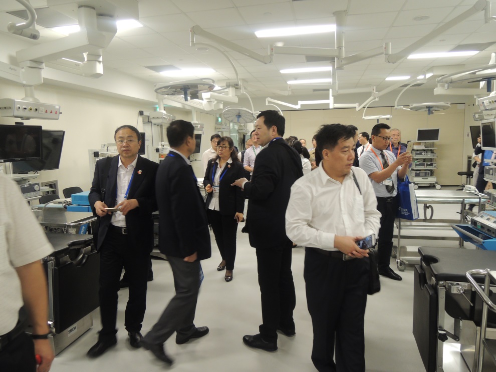 < 赴狮城 > 元宵灯罢古城春 客舍依旧杨柳新 纵使飞舟千万里 身在南洋心在秦